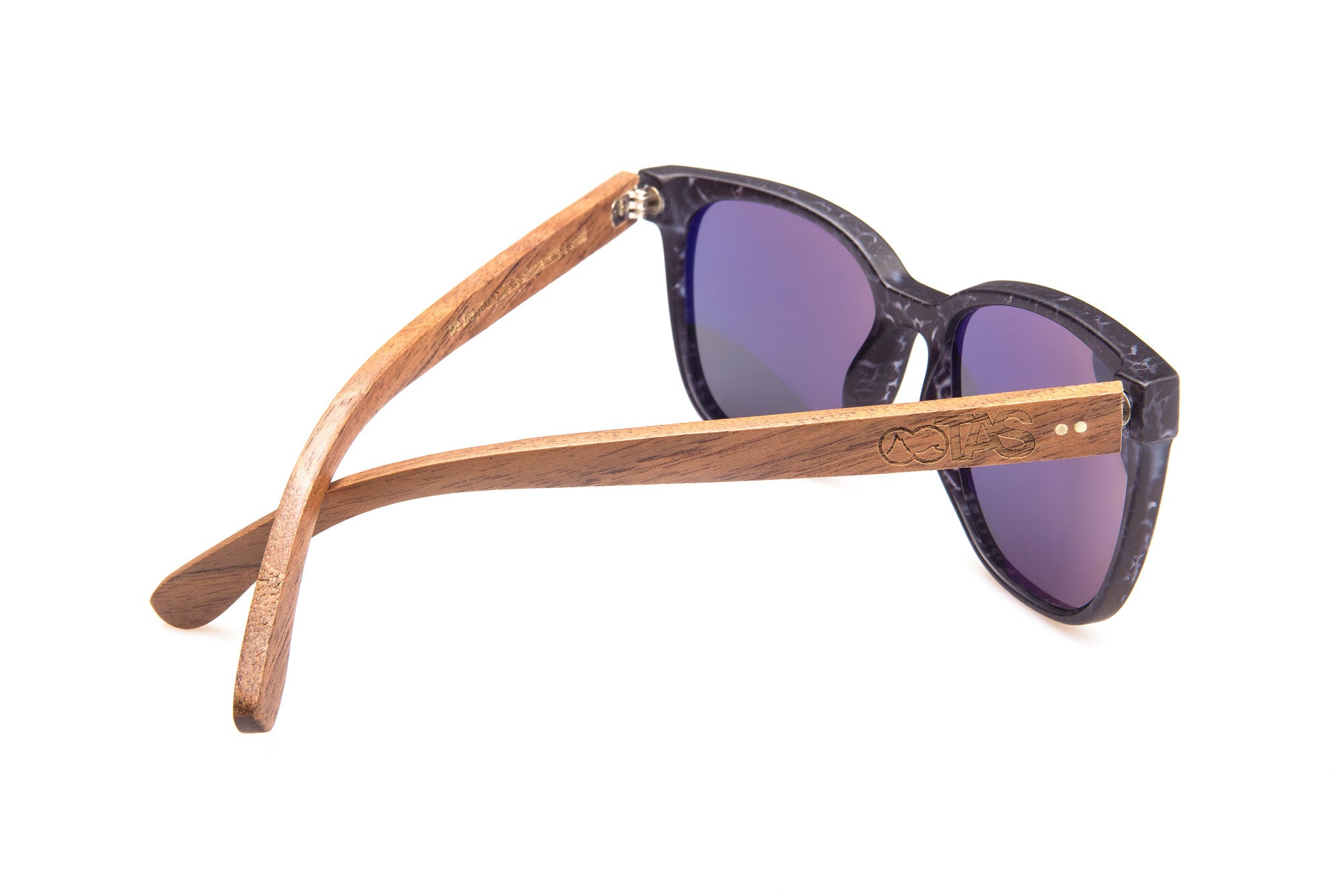 Ede Holz-Sonnenbrille Marmor Walnussholz schwarz von TAKE A SHOT, seitlich Bügelansicht