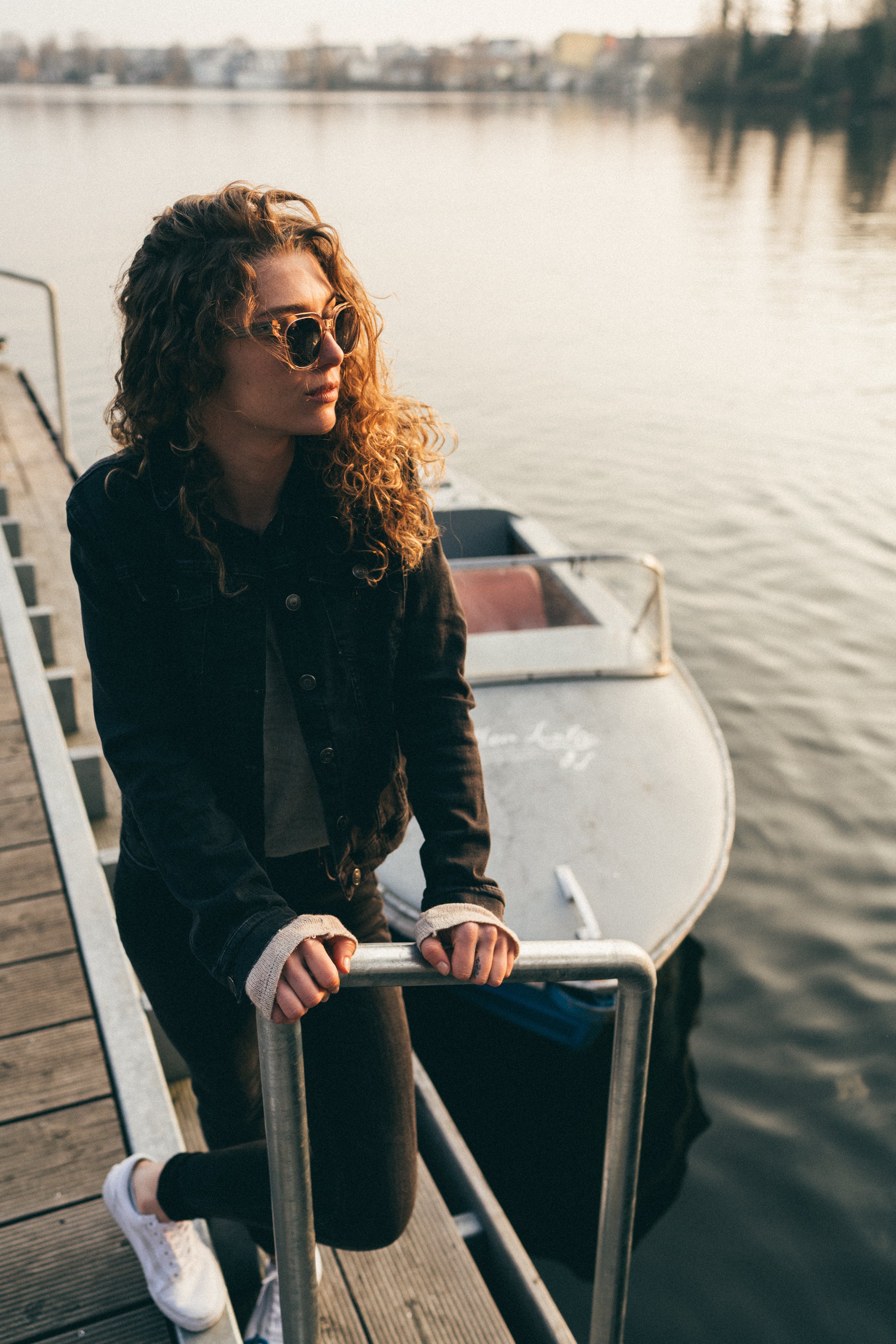 Marlene nachhaltige Holz Sonnenbrille transparenter Rahmen blaue Sonnenbrillengläser Rückentspiegelung Outdoor TAKE A SHOT schwarzes Blusenkleid